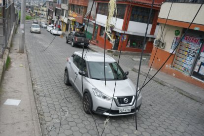 Los cables están cortados y cerca del paso de transeúntes y vehículos.