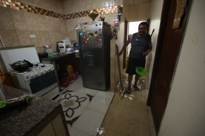 Arturo Erazo construyó un murito de 40 cm para impedir que el agua entre, pero sin éxito.