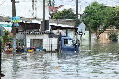 Este hombre trató de pasar con su camión, pero el ‘río’ impidió que llegue a su trabajo.