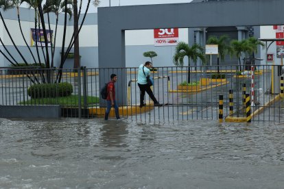 No era Spider-Man, sino un hombre que deseaba llegar a su destino sin mojarse los ‘chuzos’.