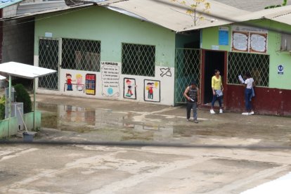 Las lluvias han inundado el patio y aulas de la escuela Juan Javier Espinoza.