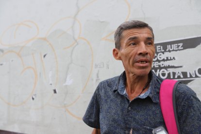 Al hombre no le importó mojarse con tal de ir a entregar la medicina.