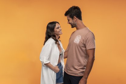 Para un día de piscina o playa. No pierdas el estilo. Un blusón blanco es una buena opción para ellas. Mientras que para él la mejor opción es una camiseta de algodón.