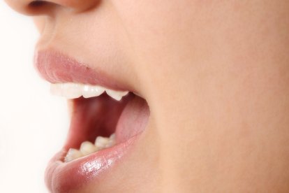 En la boca hay millones de bacterias, pero  buena parte de estas son atacadas por las enzimas de la saliva, por ello es esencial retirar los restos de alimentos para combatirlas.