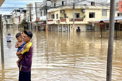 Las calles quedaron anegadas por el fuerte aguacero.