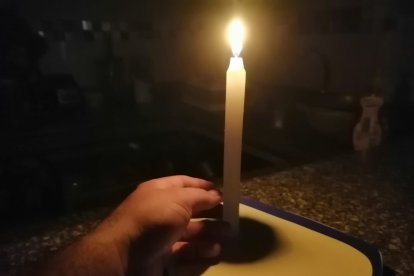 María López es moradora de la parroquia El Carmen y está a punta de vela.