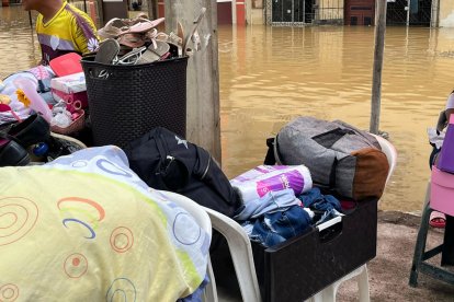 Moradores lograron rescatar algunas pertenencias para que no se mojen, otros asolearon los objetos que se humedecieron.
