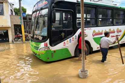 Hasta los buses circulaban con gran dificultad por las calles inundadas.
