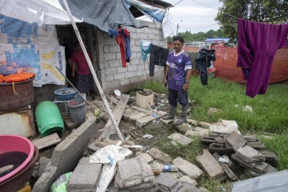 Un hombre muestra las afectaciones en su hogar en la comunidad de Puerto Buenavista, el 24 de marzo de 2023 en la isla Mondragón en la provincia del Guayas (Ecuador).