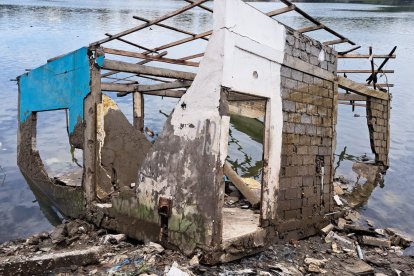 Unas de las tres viviendas colapsó totalmente y está a punto de sumergirse en el agua.
