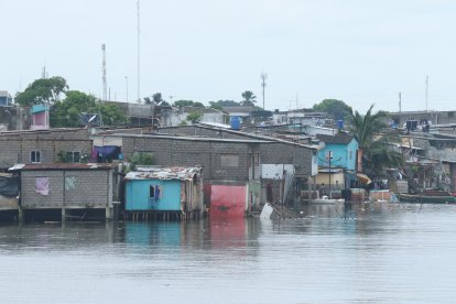 El drama que puede observarse desde lejos: el peligro de otras casas, a orillas del estero.