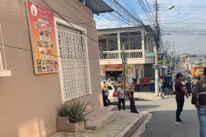 Sobre la vereda de una casa, en un saco de yute, fue hallado un tórax. Dos horas antes afuera de un inmueble hallaron los tres costales.