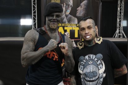 Gatto Moreno (der.) fue quien le hizo la modificación de los dedos.