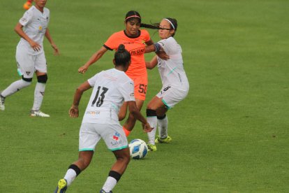 Barcelona derrotó a Liga de Quito en un intenso juego en medio de la lluvia.