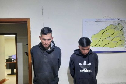 Los extranjeros que fueron detenidos con una pistola de juguete.