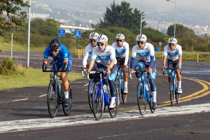 El paraciclista colombiano compartió con el Movistar Best PC en el parque Bicentenario.