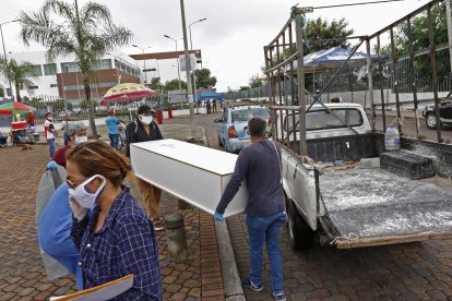 FAMILIARES DE VÍCTIMAS DE LA PANDEMIA CARGAN ATAÚDES PARA LOS FALLECIDOS EN HOSPITAL DE GUAYAQUIL |
EXTERIORES DEL HOSPITAL DEL GUASMO DONDE SE VEN FAMILIARES HACIENDO TRÁMITE DE RETIRO DE CADÁVERES Y CÓMO LLEVAN LOS COFRES MORTUORIOS / JIMMY NEGRETE / GUAYAQUIL-ECUADOR ag-granasa