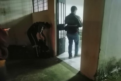 Miembros de la Policía acudieron hasta el night club a levantar los indicios.