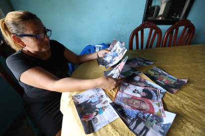 Con nostalgia, Ana Gómez revisa las fotos que conserva de sus parientes mientras estaban en vida.