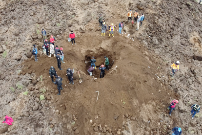 Bomberos de diferentes provincias se han unido para las tareas de rescate de víctimas.
