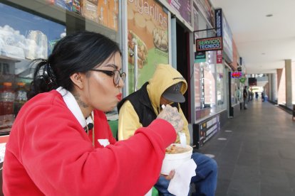 Sus platos favoritos son los mariscos y las tripas. Mejor que sean del mercado.