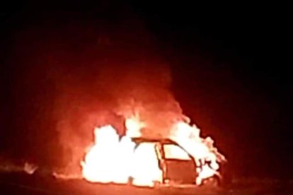 El vehículo utilizado por los criminales fue presuntamente abandonado en la vía a Jujan.