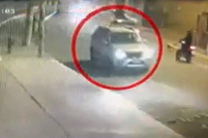 Una cámara captó cómo los vehículos iban retirados paulatinamente.