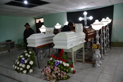 Familiares han podido dar cristiana sepultura a los fallecidos por el alud.