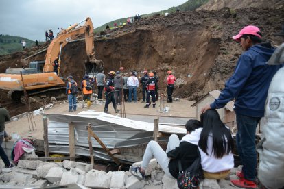 Las personas están a la expectativa de poder encontrar a sus seres queridos.