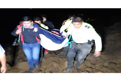 Policías ayudaron con las tareas de recuperación de cuerpos tras el deslave del cerro de Alausí.