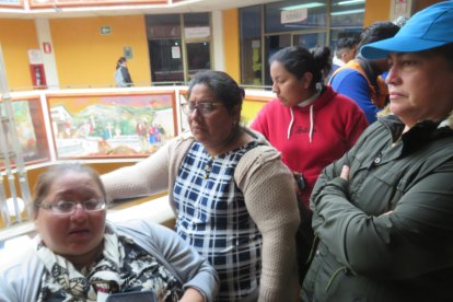 Susana Llamuca y María Yunga junto a mujeres de su barrio, esperando noticias de vecinos.