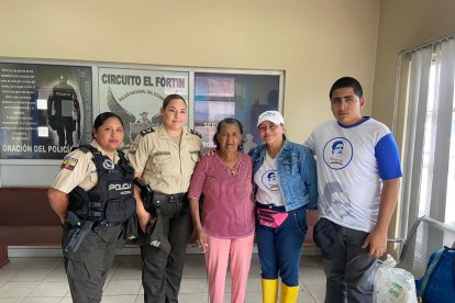 Agentes policiales de la UPC Fortín 1 y miembros de la Fundación Fernove ayudaron a la mujer desorientada.