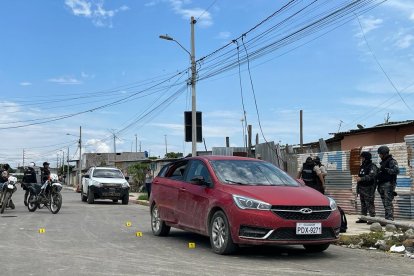 En este carro huyeron sujetos que asesinaron a un pescador artesanal en uno de los muelles de Puerto Bolívar.