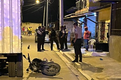 Agentes fueron a la escena del crimen para levantar indicios.