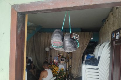 Las familias creen en la tradición de colgar las prendas ayudará a ubicar a la víctima