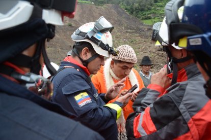 Los bomberos señalan que las labores de rescate son complicadas.