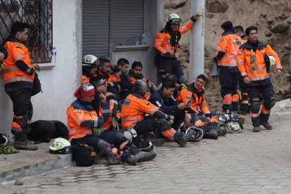 Los integrantes del Cuerpo de Bomberos realizan turnos de 24 horas. Deben mantenerse fuertes ante la situación.