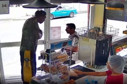 El video de la supuesta extorsión quedó grabada en una de las cámaras del negocio.