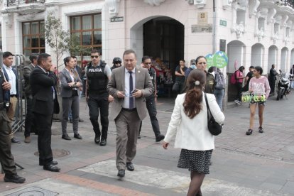 Ministros como Juan Zapata llegaron a la reunión.