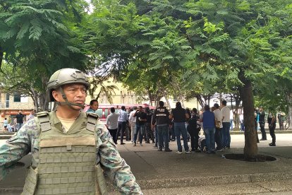 Momentos en los cuales la víctima fue llevada hasta la ambulancia del cuerpo de Bomberos.