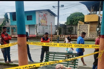 Eran las 06:00 de este viernes 31 de marzo, cuando un hombre vio el extraño bulto sobre la banca.