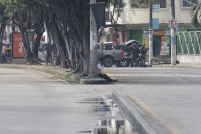La escena de terror: La víctima se comunicaba por radio con el equipo antiexplosivos del GIR, mientras el teniente Álex Mosquera se preparaba para la desactivación.