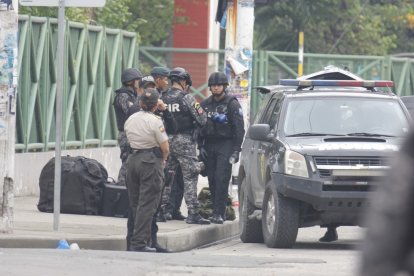 Los integrantes del Grupo de Intervención y Rescate (GIR) contaron con equipos especiales para atender la emergencia. Luego se realizó una detonación asistida.