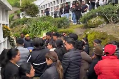 Amigos y conocidos de W Yamba, lo despidieron en el cementerio de Alausi.