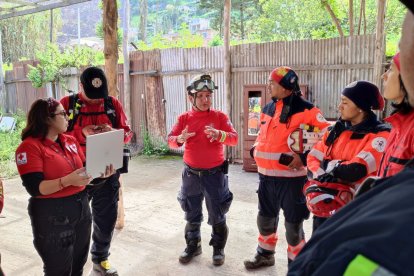 Grupo de rescatistas de los bomberos de Riobamba, realizan la planificación de avanzada para este quinto día de labores.