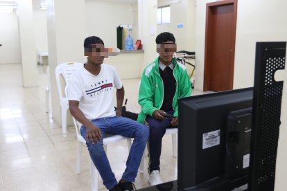 Algunos adictos se reúnen para ver algunas películas.