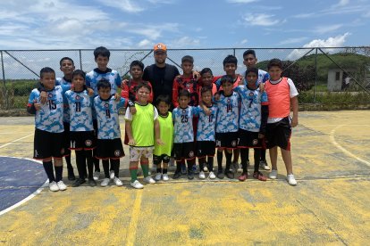 Luis Santana con su escuela de fútbol en la vía a Salitre.