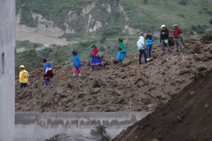 Decenas de mujeres se sumaron a las tareas de búsqueda manual  en la zona cero.