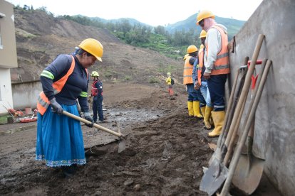 Manuela Morocho está bajo el mando de un escuadrón de rescatistas.