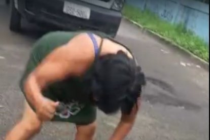 Yolanda primero le pegó en las manos con un palo, luego con su puño derecho.